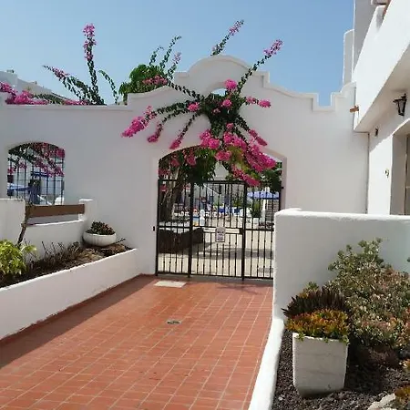 Lovely Cristianos Heated Pool アパート